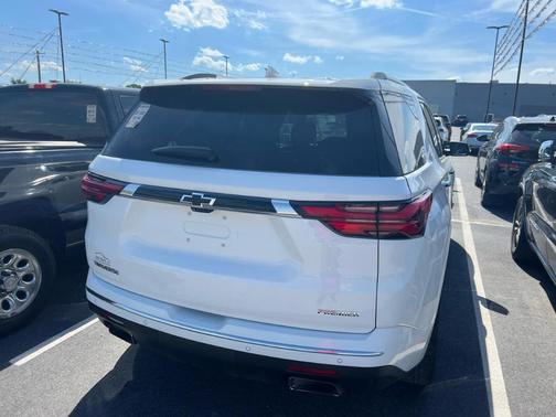 White 2022 Chevrolet Traverse Premier