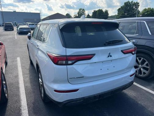 White 2022 Mitsubishi Outlander ES