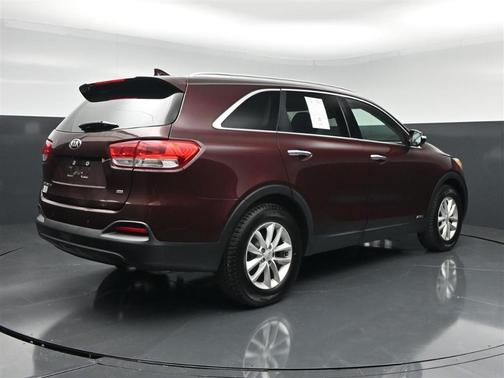 Maroon 2018 Kia Sorento LX