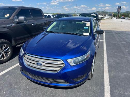 Blue 2015 Ford Taurus SE