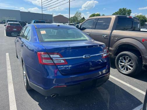 Blue 2015 Ford Taurus SE