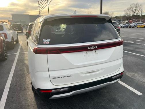 White 2022 Kia Carnival LX