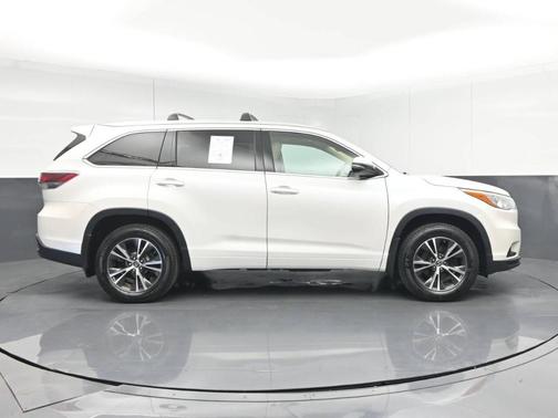 White 2016 Toyota Highlander XLE