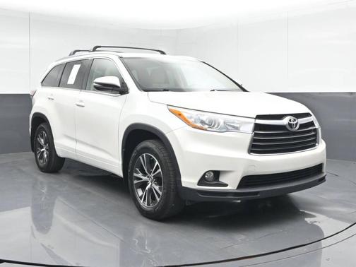 White 2016 Toyota Highlander XLE