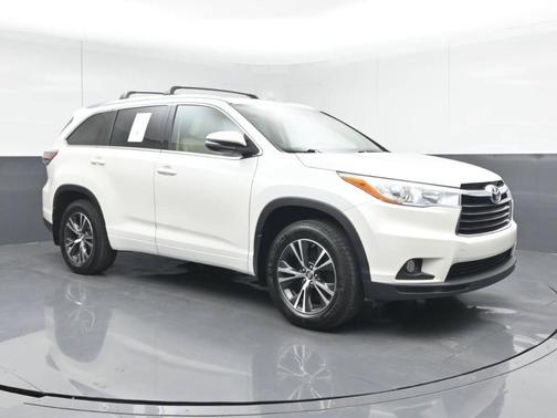 White 2016 Toyota Highlander XLE