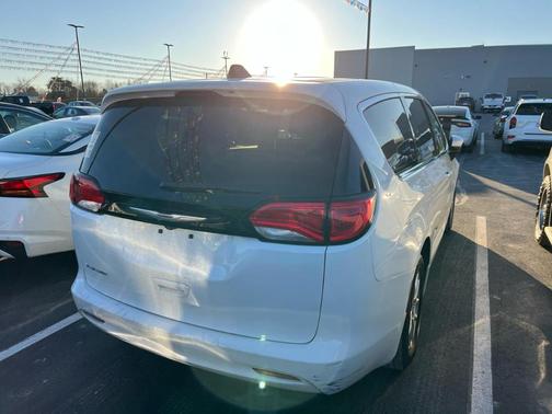 2022 Chrysler Voyager LX