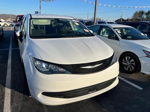 2022 Chrysler Voyager LX