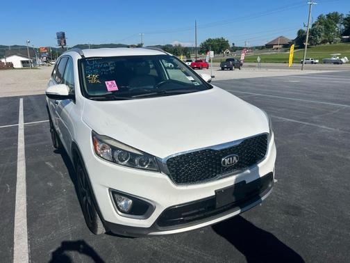White 2017 Kia Sorento EX