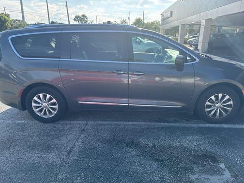 Granite Crystal Metallic Clearcoat 2018 Chrysler Pacifica Touring-L