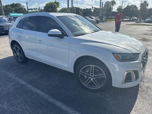 Glacier White Metallic 2021 Audi Q5 Premium Plus 55 TFSI e quattro S tronic