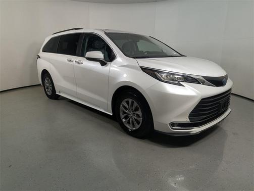 2023 Toyota Sienna XLE