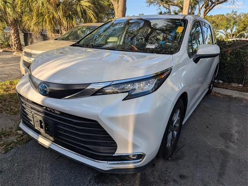2023 Toyota Sienna XLE