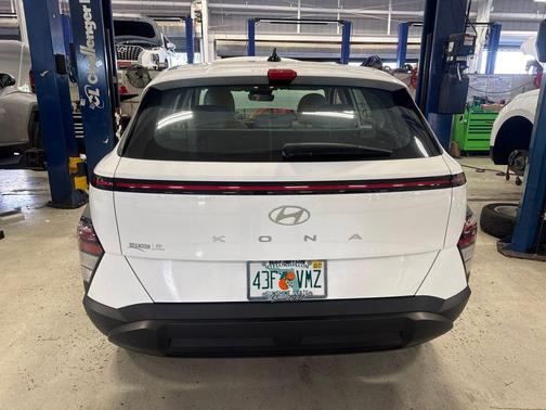 Atlas White 2024 Hyundai KONA SE