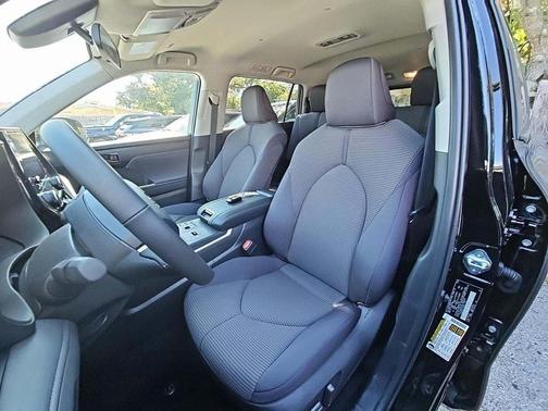 2025 Toyota Highlander LE