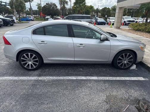 Bright Silver Metallic 2017 Volvo S60 Inscription T5