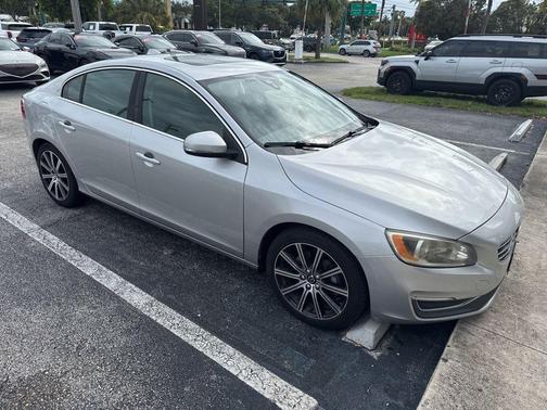 Bright Silver Metallic 2017 Volvo S60 Inscription T5