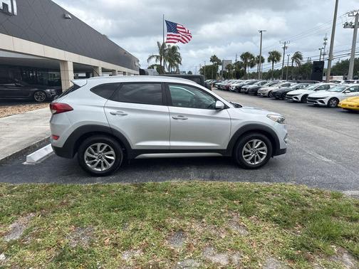 Molten Silver 2017 Hyundai TUCSON SE