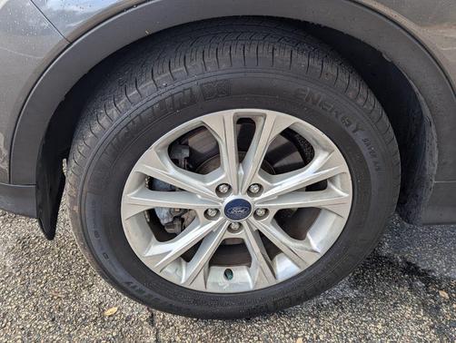 Magnetic Metallic 2018 Ford Escape SE