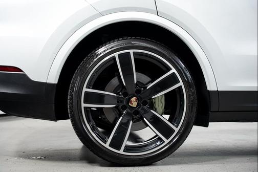 Carrara White Metallic 2023 Porsche Cayenne Platinum Edition