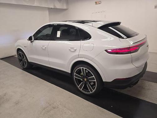 White 2023 Porsche Cayenne Platinum Edition