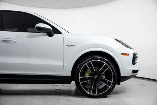 Carrara White Metallic 2023 Porsche Cayenne Platinum Edition