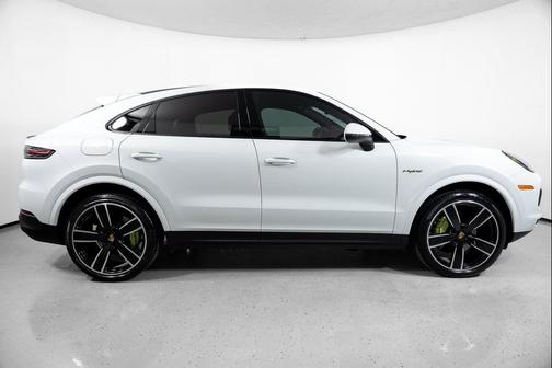 Carrara White Metallic 2023 Porsche Cayenne Platinum Edition