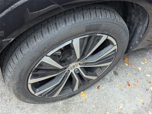 2024 Volvo XC60 B5 Plus Dark Theme