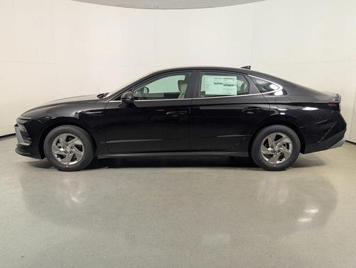Abyss Black 2026 Hyundai SONATA SE