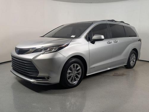 Celestial Silver Metallic 2021 Toyota Sienna XLE 7 Passenger