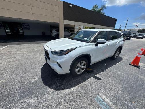 Wind Chill Pearl 2023 Toyota Highlander LE