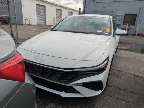 2025 Hyundai ELANTRA SE