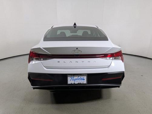 2025 Hyundai ELANTRA SE