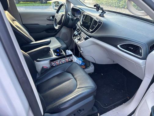 Luxury White Pearlcoat 2021 Chrysler Pacifica Touring L