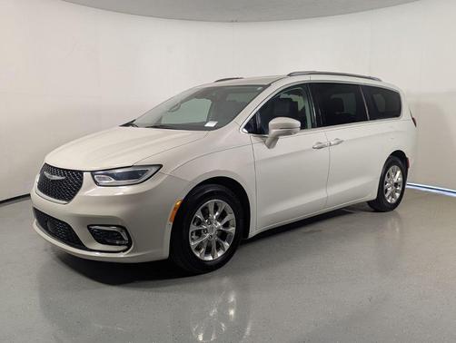 Luxury White Pearlcoat 2021 Chrysler Pacifica Touring L