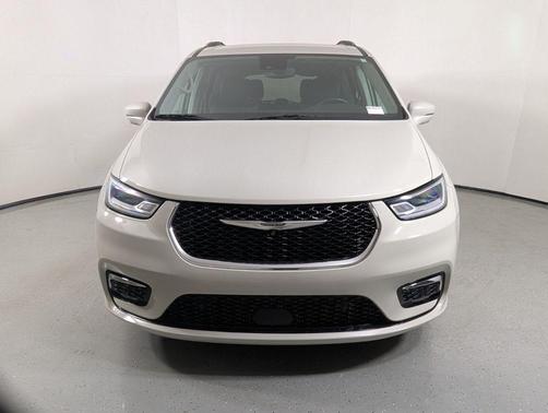 Luxury White Pearlcoat 2021 Chrysler Pacifica Touring L