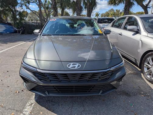 2025 Hyundai ELANTRA SE