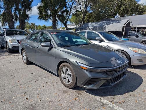 2025 Hyundai ELANTRA SE