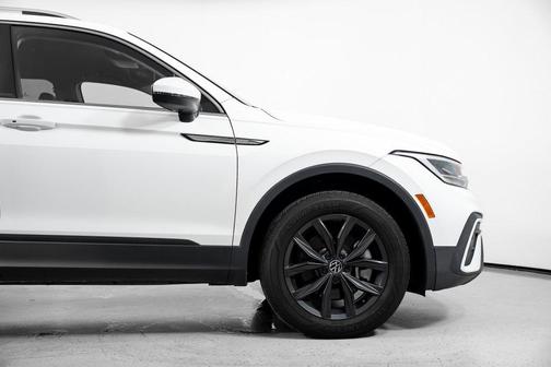 Pure White 2024 Volkswagen Tiguan 2.0T SE
