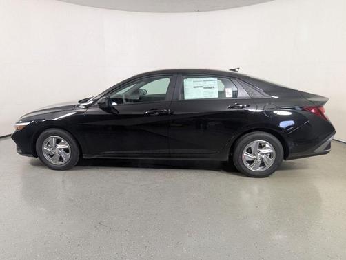 Abyss Black 2026 Hyundai ELANTRA SE