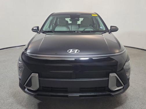 Abyss Black Pearl 2025 Hyundai KONA SE