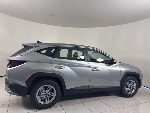 Shimmering Silver 2026 Hyundai TUCSON SE