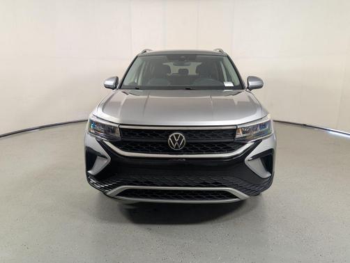 Pyrite Silver Metallic 2024 Volkswagen Taos 1.5T SE