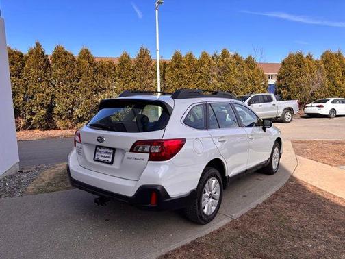 Crystal White Pearl 2018 Subaru Outback 2.5i