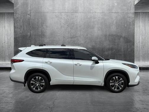2022 Toyota Highlander Hybrid XLE
