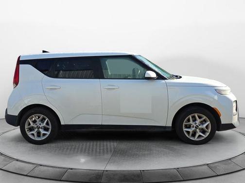 Snow White Pearl 2022 Kia Soul LX