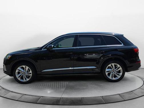 Black Metallic 2022 Audi Q7 45 Premium