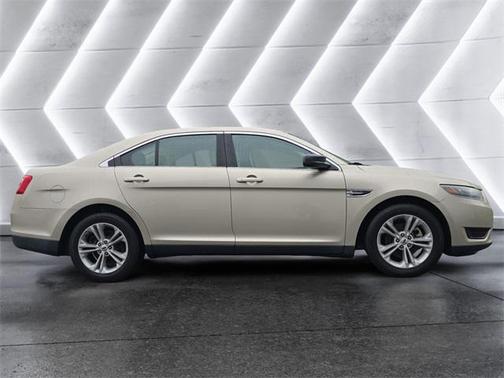 2017 Ford Taurus SE