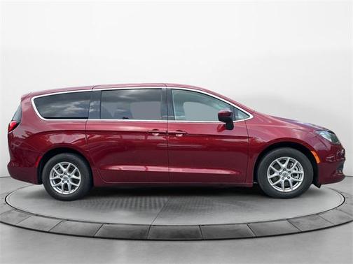 2022 Chrysler Voyager LX