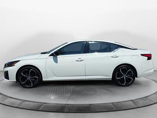Glacier White 2023 Nissan Altima SR FWD