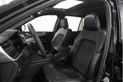 Diamond Black Crystal Pearl Coat 2023 Jeep Grand Cherokee Altitude
